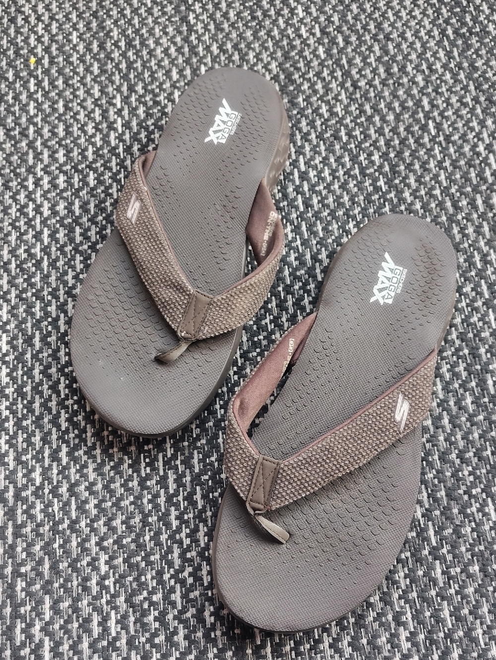 Skechers GOGA MAX mens Dark Brown Mesh Thong Sandals